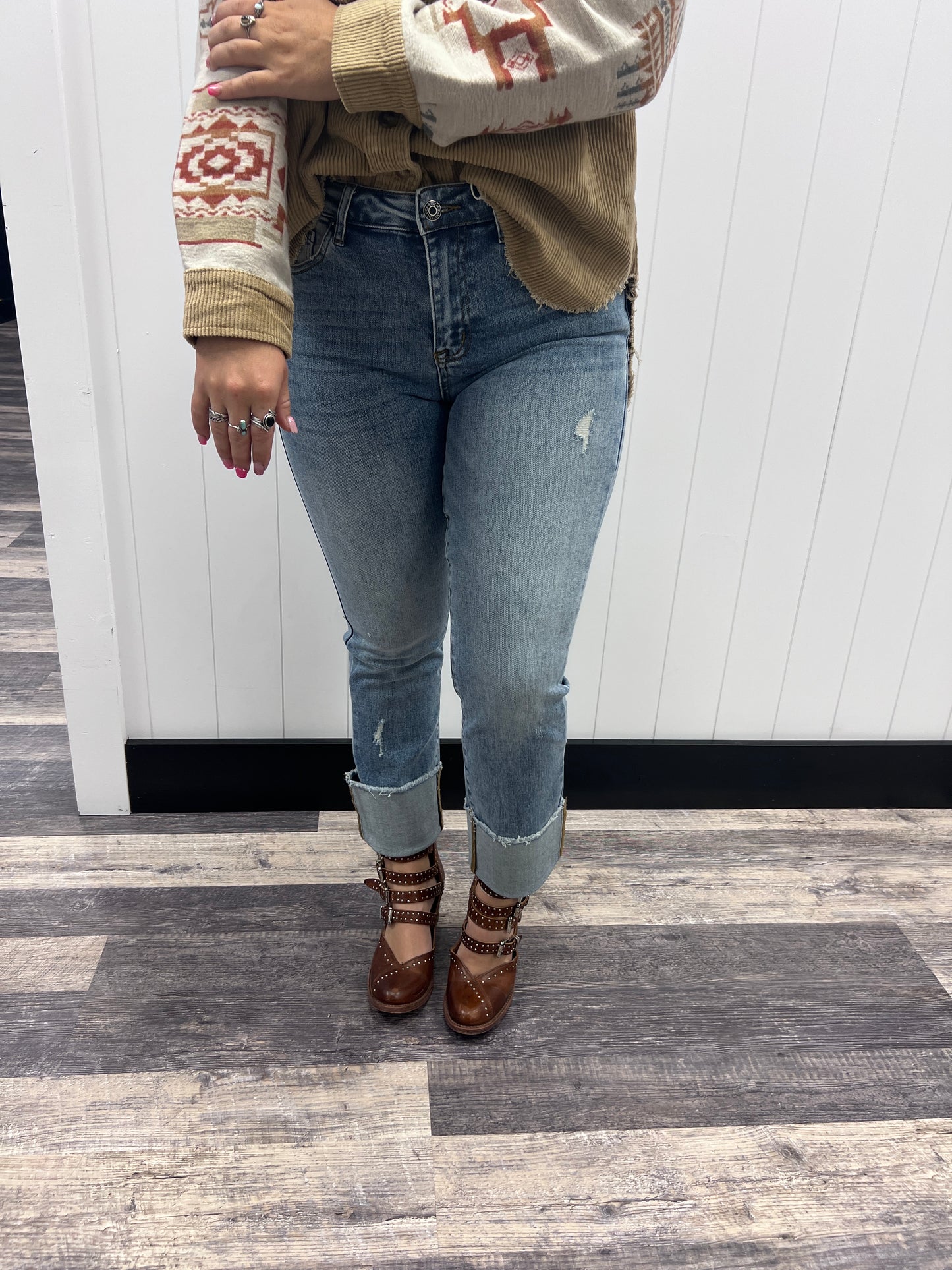 RISEN CUFFED SLIM STRAIGHT LEG JEANS