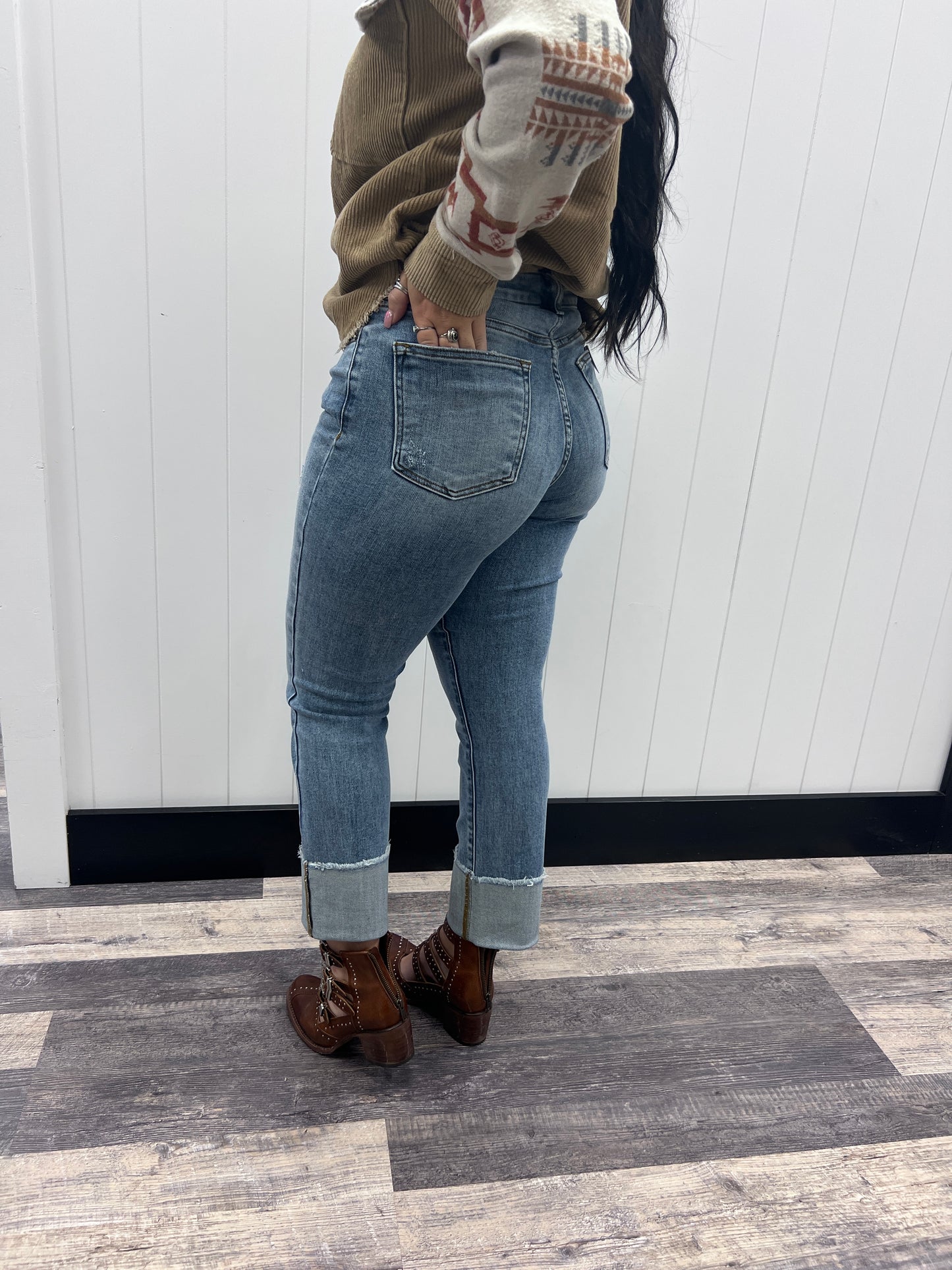 RISEN CUFFED SLIM STRAIGHT LEG JEANS