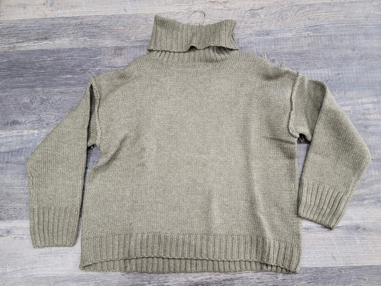 OLIVE TURTLENECK SWEATER WITH DETAILING